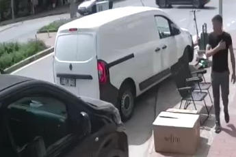 Önce otomobile ardından dev tabelaya çarptı, o anlar kameraya yansıdı