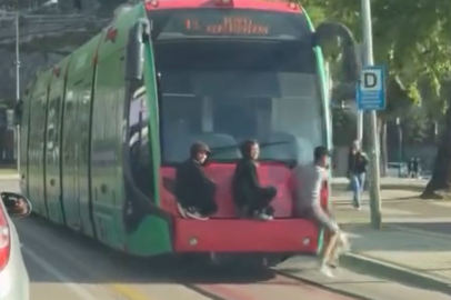 Bursa’da tramvayın arkasına tutunup trafiği tehlikeye attılar
