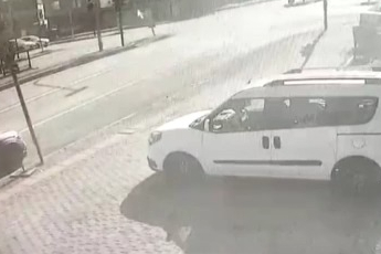 Kavşakta kırmızı ışık kazası kamerada