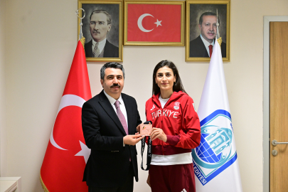 Yıldırımlı Hatice Kübra İlgün Avrupa’da kürsüde
