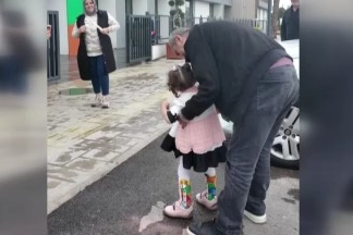 Babasının plastik borulardan yürüme bandı yaptığı Lina'ya Gonca kucak açtı