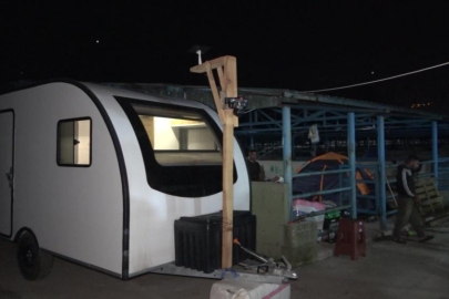 Bursa'da hayvan pazarında karavan ve çadır kamping...
