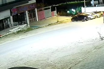 Bursa'da park halindeki araçlara daldı