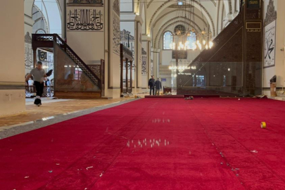 Bursa Ulucami'de halı yenileme çalışmaları başladı