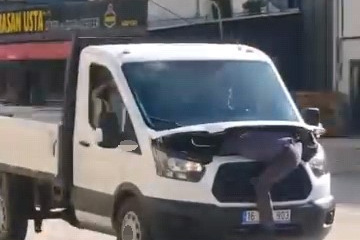 Bursa’da seyir halindeki kamyonetin motorunu açtı, arızayı yolda aradı