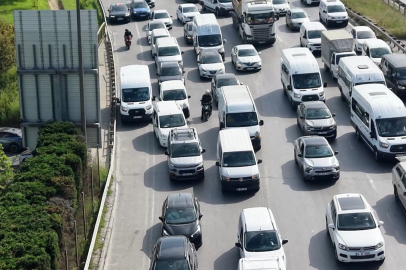 Emniyet şeridini yol gibi kullandılar, cezadan kaçamadılar