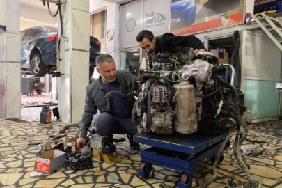 Seyir halindeki motorun üstüne çıkan tamirci konuştu