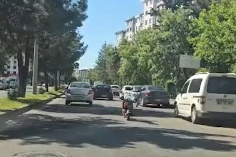 Uzanarak motosiklet kullandı, hem kendi hem başkalarının canını hiçe saydı