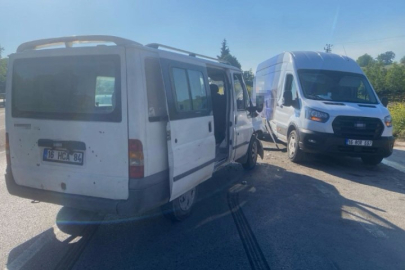 Bursa’da 2 minibüs çarpıştı : 4 kişi yaralandı