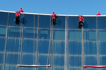 Halatla sarktıkları 64 metre yükseklikte Türk bayrağı açtılar