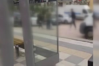 Kızların kavgasını ayıran vatandaşlara bıçakla saldırdı