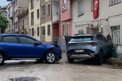 Bursa'da otomobil ile çarpışan cip eve girdi