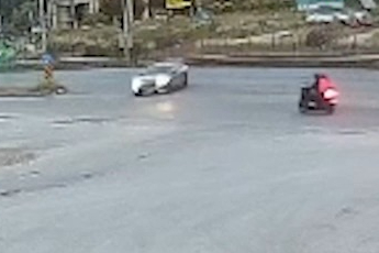 Kavşakta otomobile çarpan motosikletteki 2 kişi yaralandı