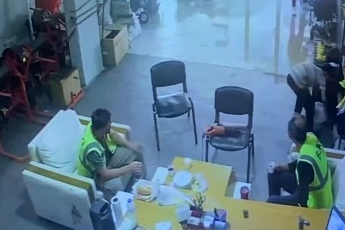  Patlayan ana su borusu yolları göle çevirdi, iş yerleri sular altında kaldı