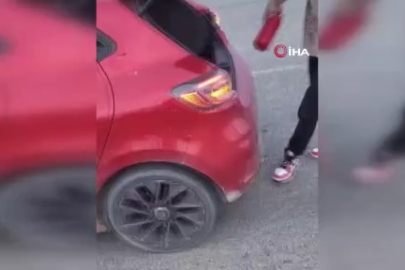 Seyir halindeki otomobil yandı, vatandaşlar yangın tüpleriyle yardıma koştu
