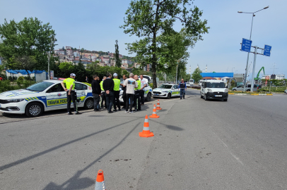 Yük treni polis aracına çarptı, faciadan dönüldü