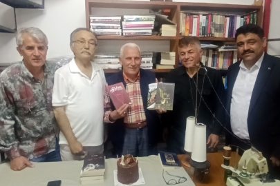 70 yıllık terzi iş yerini kütüphaneye çevirdi