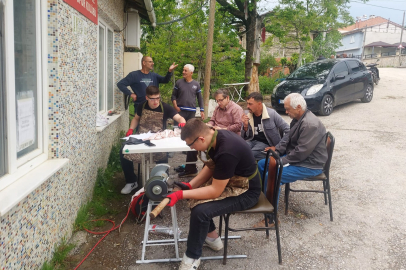 İnegöl'de öğrenciler kurbanlık bıçaklarını biledi