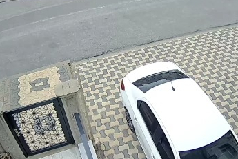 Kargo aracı otomobilin üzerine devrildi