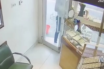 Eşine sürpriz bahanesiyle girdiği kuyumcudan pırlanta çalan şahıs yakalandı