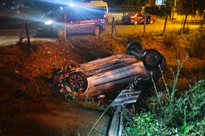 Hurdaya dönen otomobili bırakıp kaçtılar