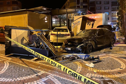 Faciadan dönüldü: Kontrolden çıkan otomobil otobüs durağına çarptı