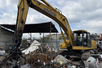 Bursa'da 6 yaşında çocuk oyuncak oynar gibi iş makinesi kullanıyor