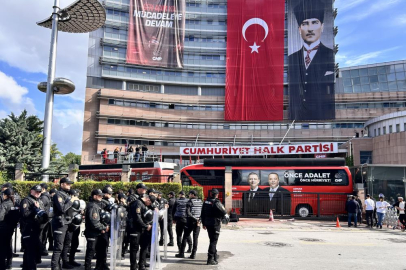 CHP, Genel Merkezi önünde çıkan tartışmada su şişeleri havada uçuştu