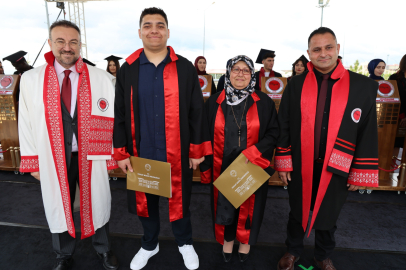 35 yıl sonra eğitim hayatına döndü, üniversite mezuniyetinin sevincini yaşadı