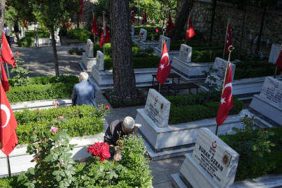 Bursa'da şehitlikte hüzünlü bayramlaşma