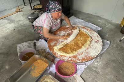 Bursa'da taş fırınlarda pişen "bayram çöreği" yok satıyor