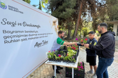 İnegöl Belediyesi Bayram Öncesi Mezarlıklarda Çiçek Dağıttı