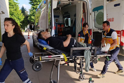 Üzerine iş makinesi devrilen işçi yaralandı