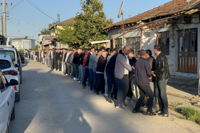 Bursa'da 110 yıldır gelenek sürüyor: Kuyruk uzadıkça uzadı