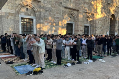 Bursa'da bayram coşkusu tarihi camilerde yaşandı