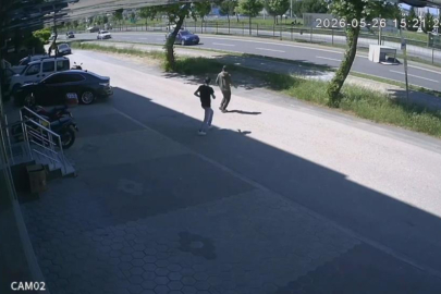 Bursa'da kamyonetten düşen demir kafes faciaya davetiye çıkardı