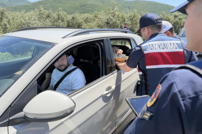 Jandarmadan durdurduğu sürücülere ceza yerine çikolata