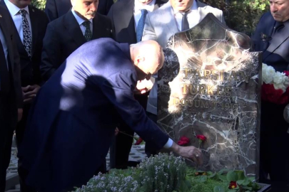 MHP lideri Bahçeli, Merhum Türkeş’in kabrini ziyaret etti