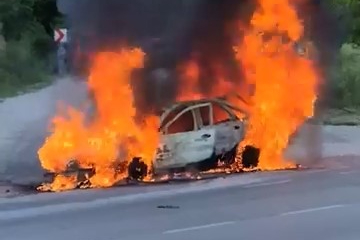 Bursa'da seyir halindeki araç alevlere teslim oldu