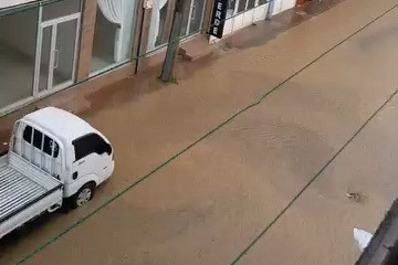 İnegöl'de sağanak etkili oldu, yollar göle döndü