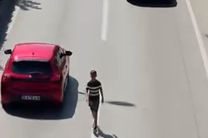 Bursa’da akılalmaz hareket: Araçların arasında rahatça yürüdü