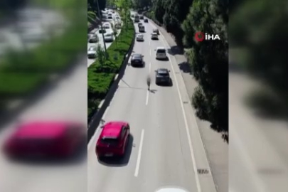 Bursa'da canını hiçe sayarak akan trafikte böyle yürüdü