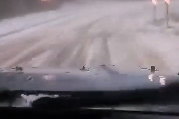 Bursa'da dolu yağışı yolu beyaza bürüdü