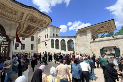Fâtih Sultan Mehmed Han Türbesi'nde yoğunluk