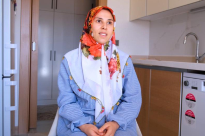 Bakan Kurum, depremzede ailenin bayram sevincini paylaştı