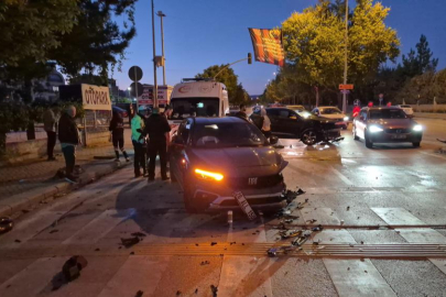 Eskişehir'de kavşakta iki otomobil çarpıştı: 2 yaralı
