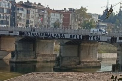 Mustafakemalpaşa’da köprüde asılı ilçenin adı harf harf dökülüyor