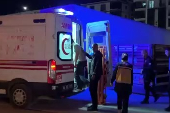 Ambulanstan fırlayıp gazeteciye böyle saldırdı