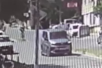 Ehliyetsiz sürücü durağa daldı: 1 ağır yaralı