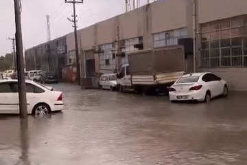 İnegöl, dolu ve sağanak yağışa teslim oldu